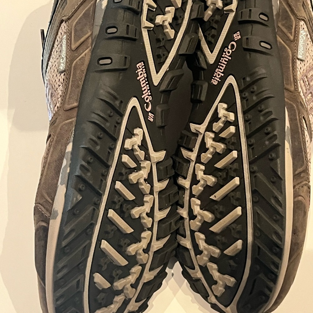 Columbia Brown and Cream Athletic Shoes for Outdoor Adventures - Picture 3 of 6